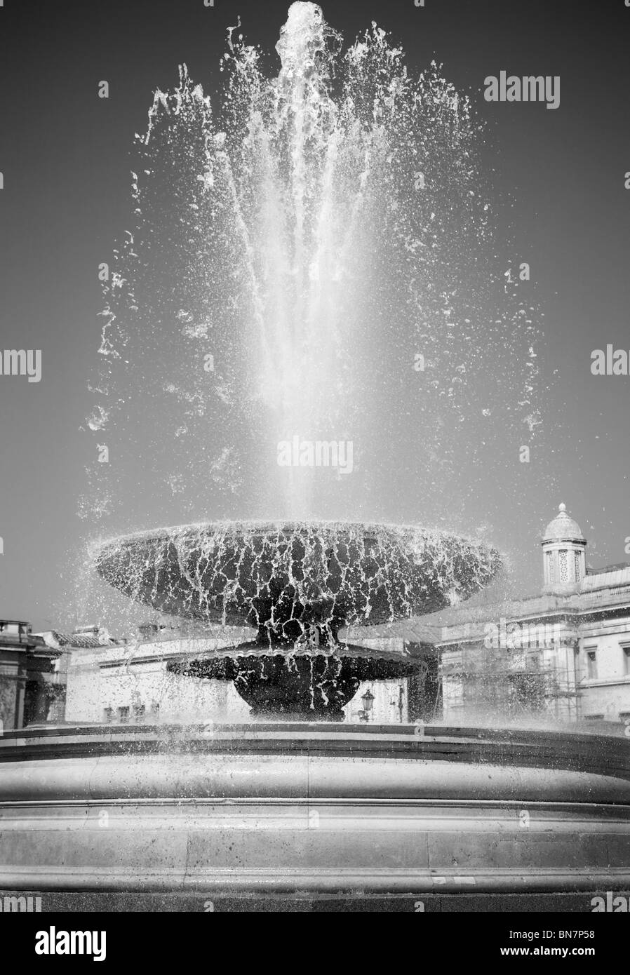 A golden fountain, Trafalgar Square, London, England Stock Photo Alamy