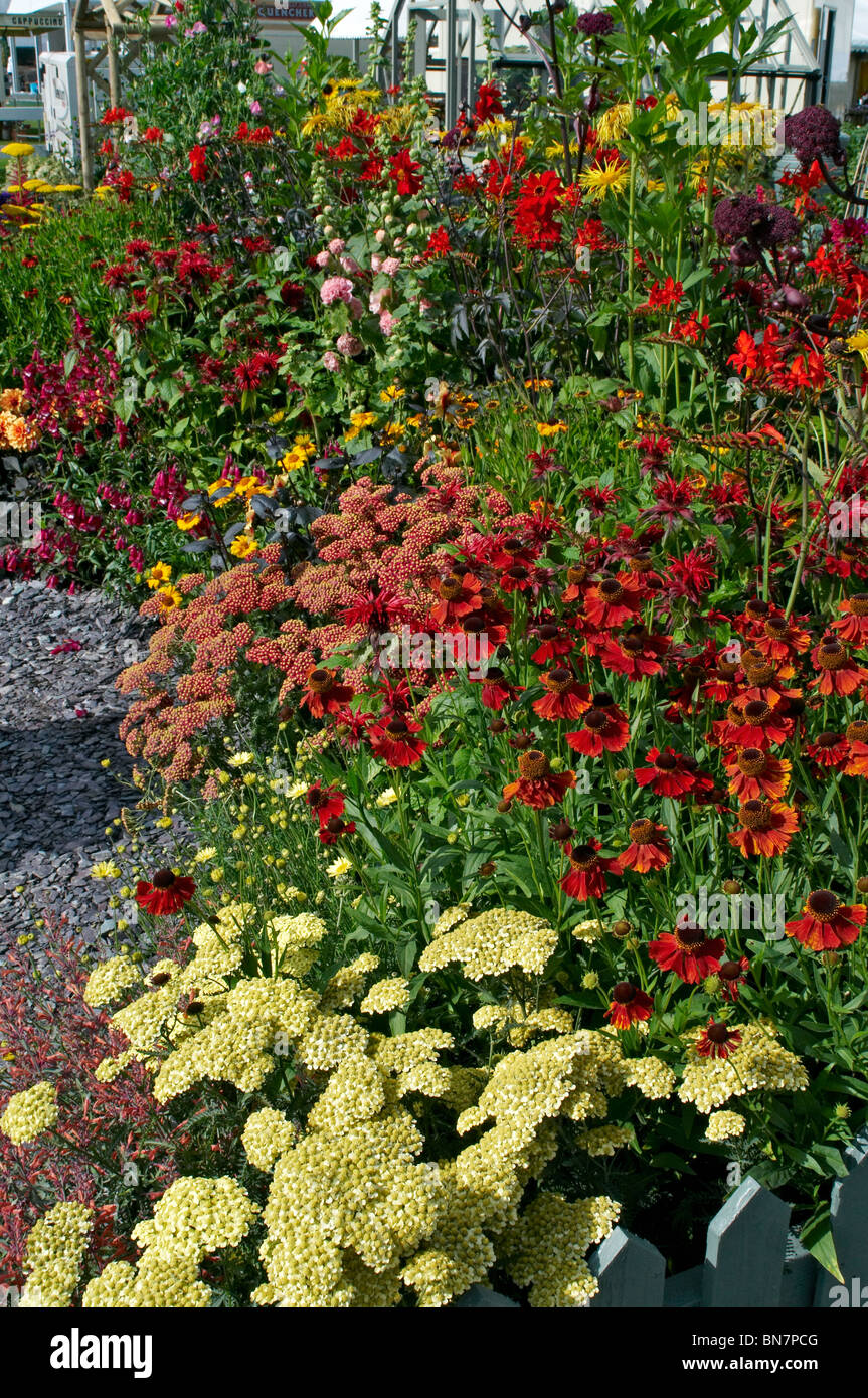 Cottage garden border uk hi-res stock photography and images - Alamy