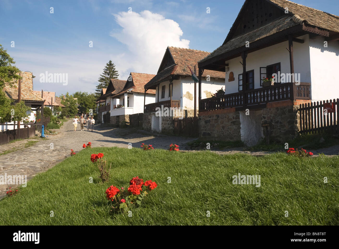 Elk190-2851 Hungary, Holloko, traditional village, row of farmhouses decorated with geraniums Stock Photo