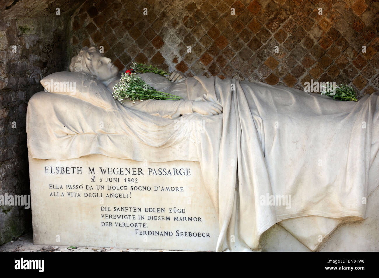 'The Bride' a monument to Elisabeth M Wegener Passarge died 1902 in the English Cemetery in Rome Stock Photo
