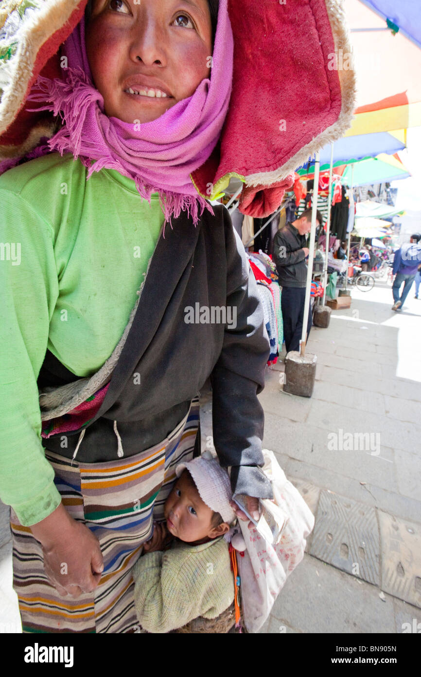 Tibetan mother and child in Lhasa, Tibet Stock Photo