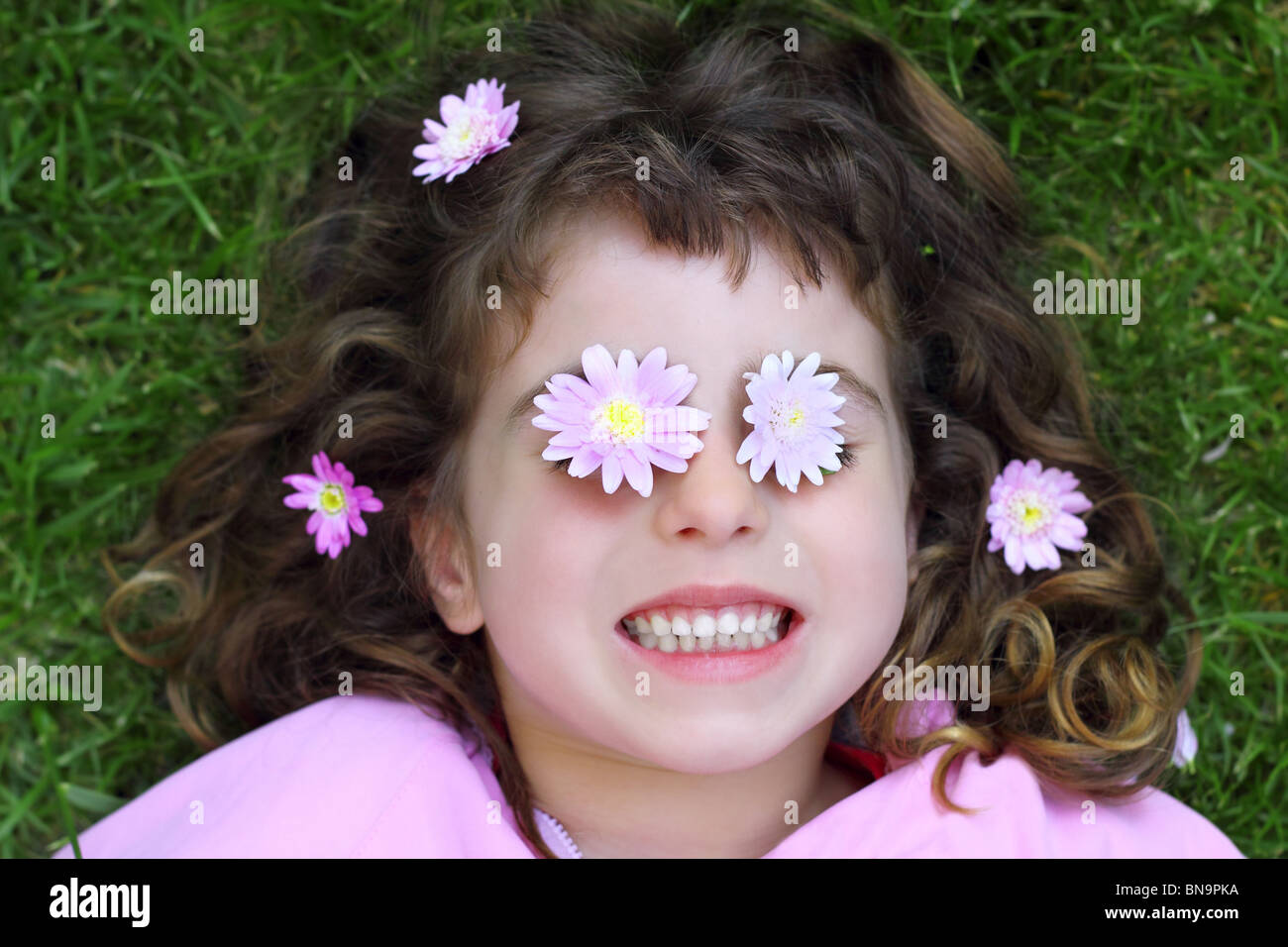 Little girl laying flowers hires stock photography and images Alamy