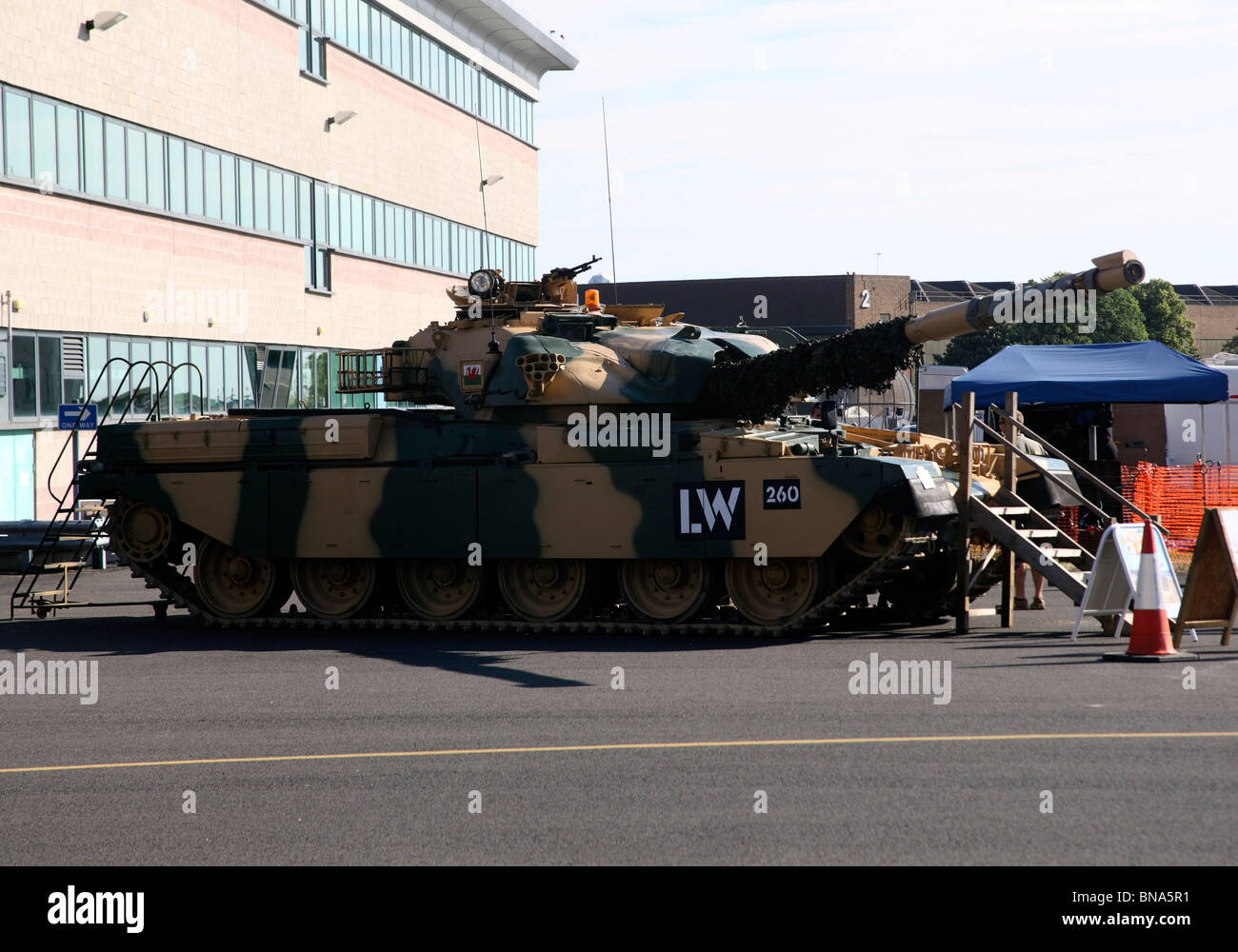 Tank guns hires stock photography and images Alamy