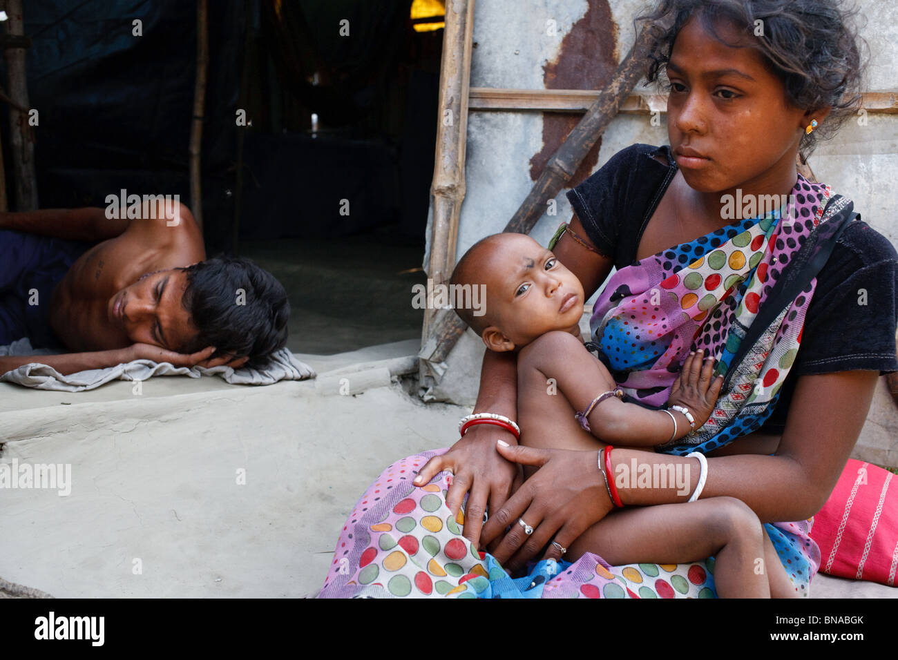 A young woman with her child in a slum in the outskirts of Kolkata, India Stock Photo