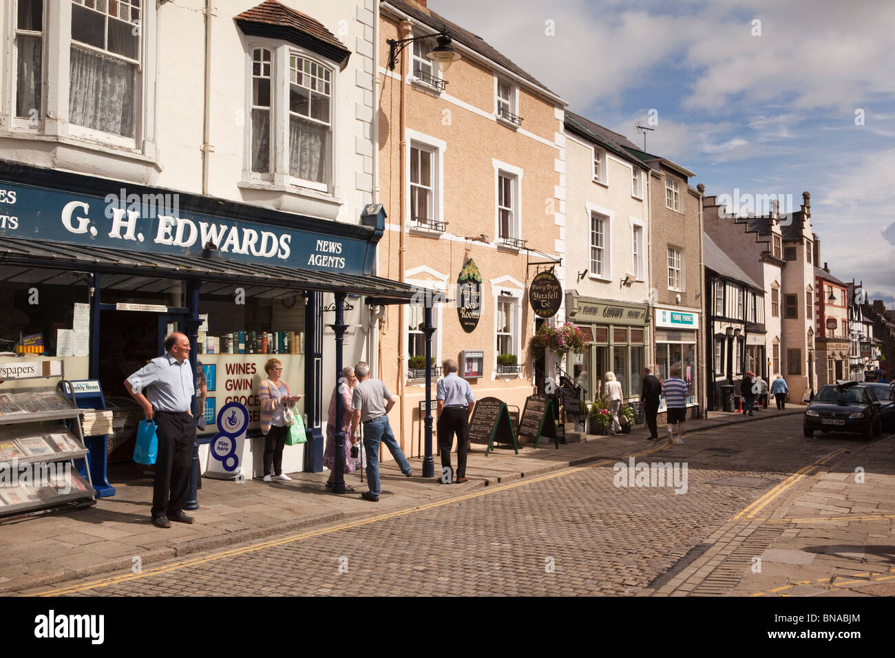 Wales, Gwynedd, Conway, High Street towards Plas Mawr Stock Photo