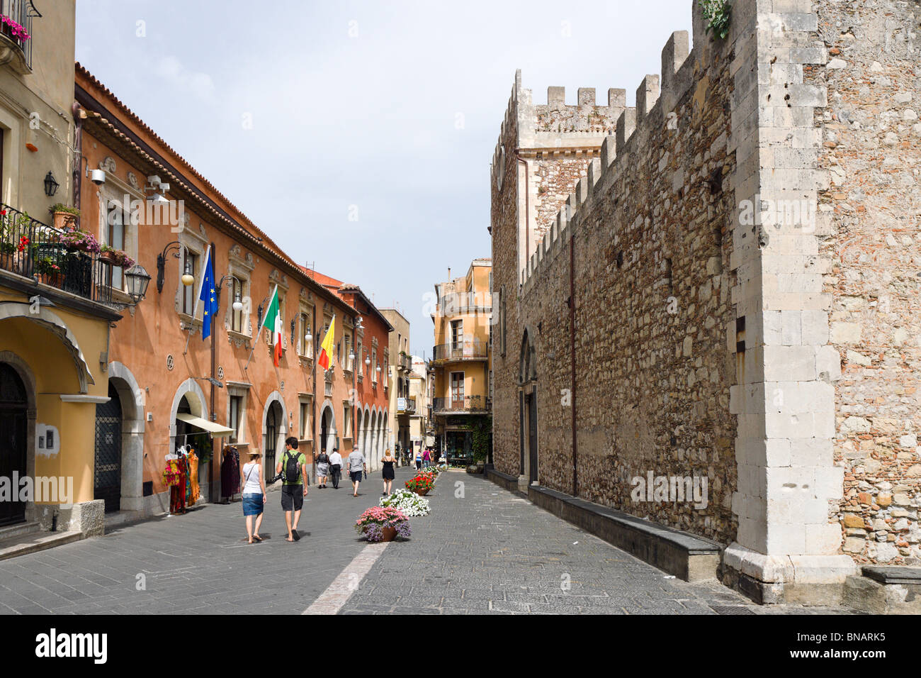 View down Corso Umberto with the Duomo (Cathedral) to the right, Taormina, Sicily, Italy Stock Photo