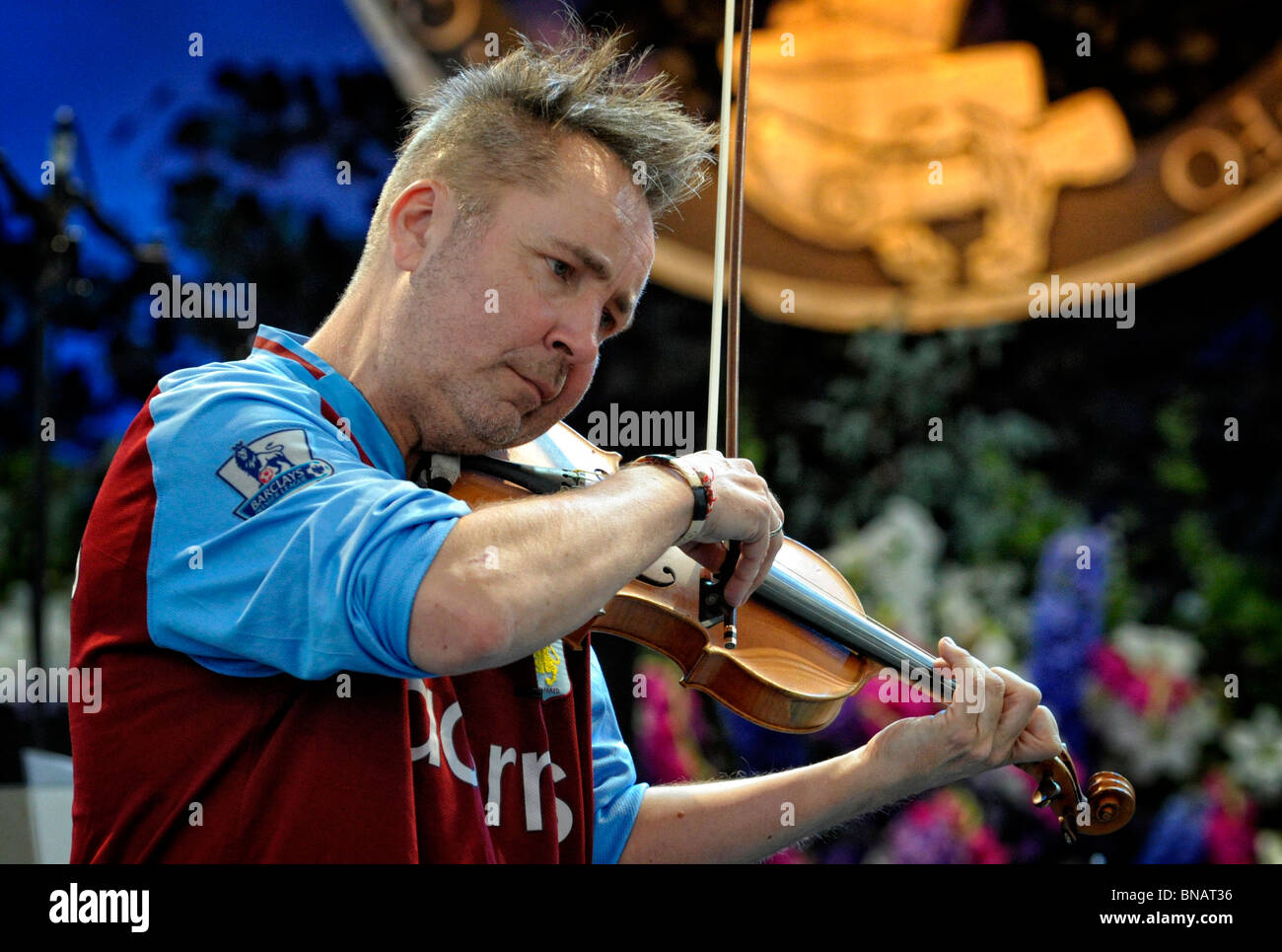 Violin virtuoso Nigel Kennedy rehearsing prior to headlining the Gala Night at the Llangollen International Musical Eisteddfod Stock Photo