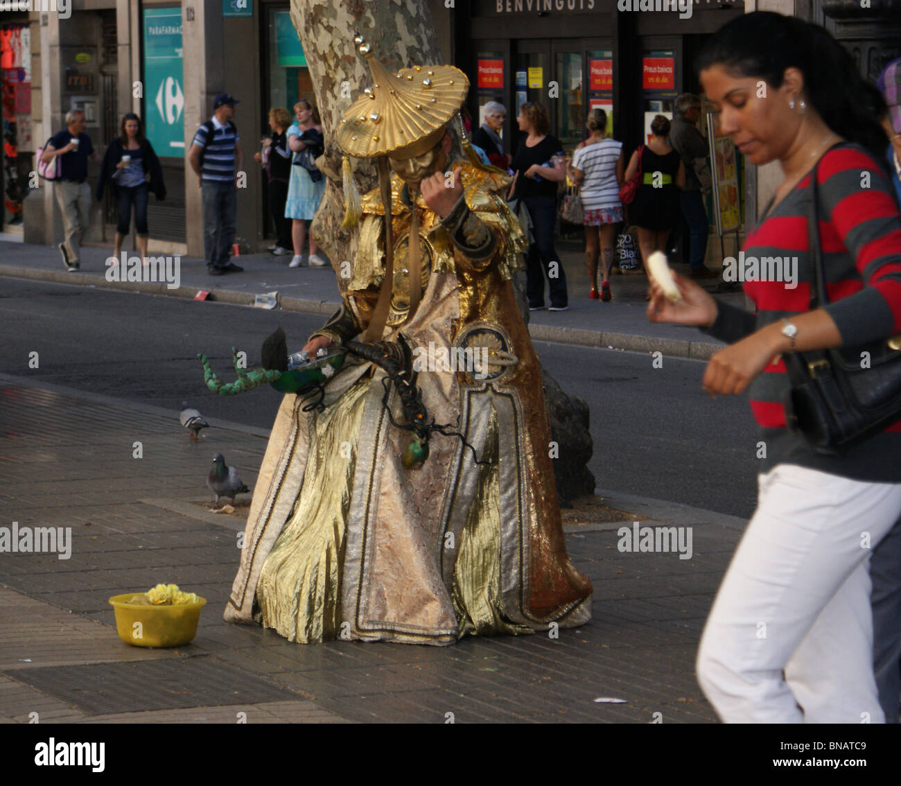 HUMAN LIVING STATUE FANCY DRESS STREET ARTIST DRESSED AS A MANDERIN ON LAS RAMBLAS BARCELONA SPAIN Stock Photo