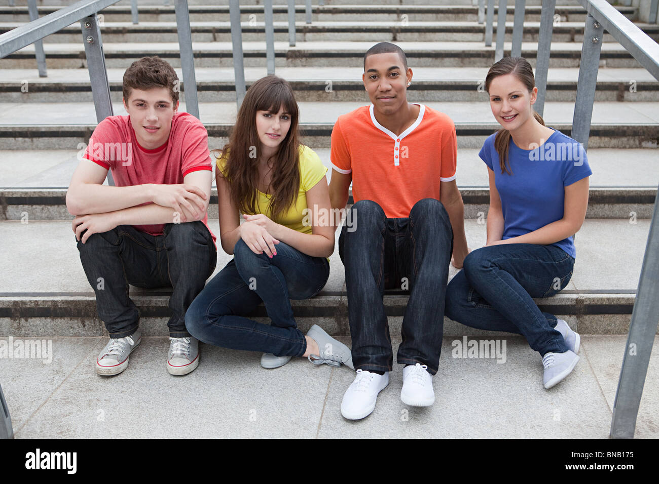 подросток сидит на лавочке эстетика. парень на скамейке. молодежь сидит на скамейке. где сидят молодые. подросток сидит в телефоне.