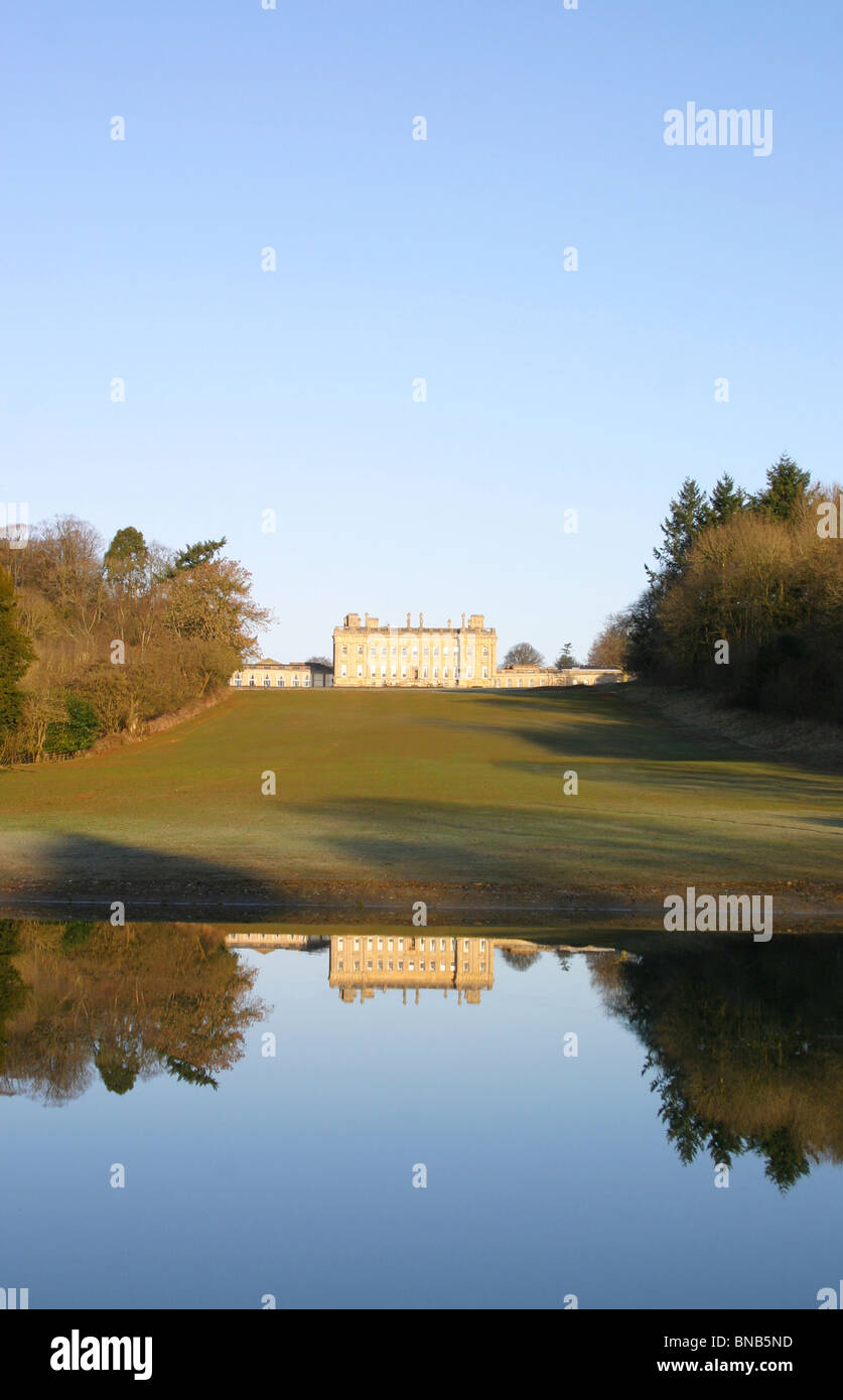Heythrop Park Golf Resort, Chipping Norton, Oxford. Hole 11 fairway and pond with hotel in background. Stock Photo