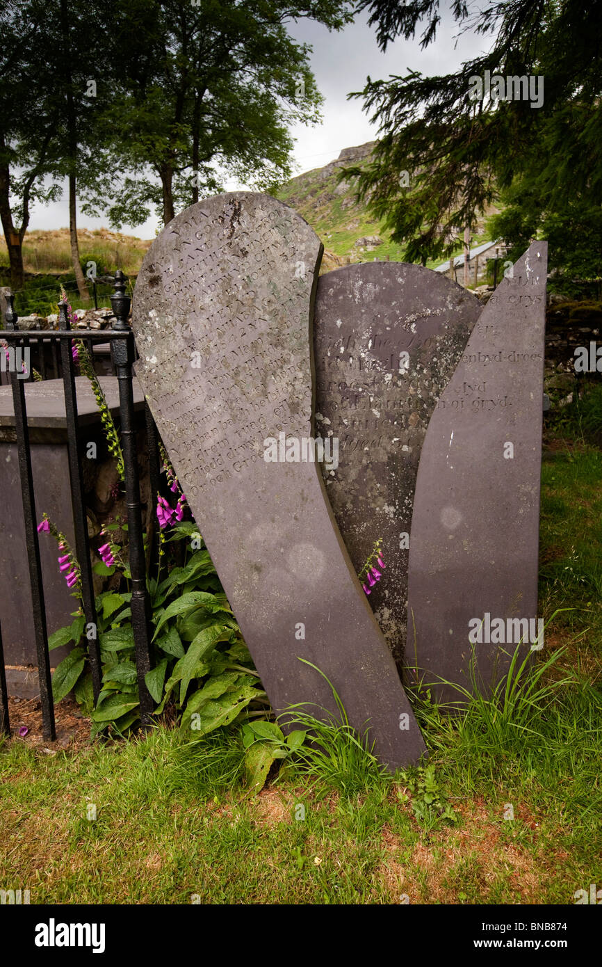 Broken headstone hi-res stock photography and images - Alamy