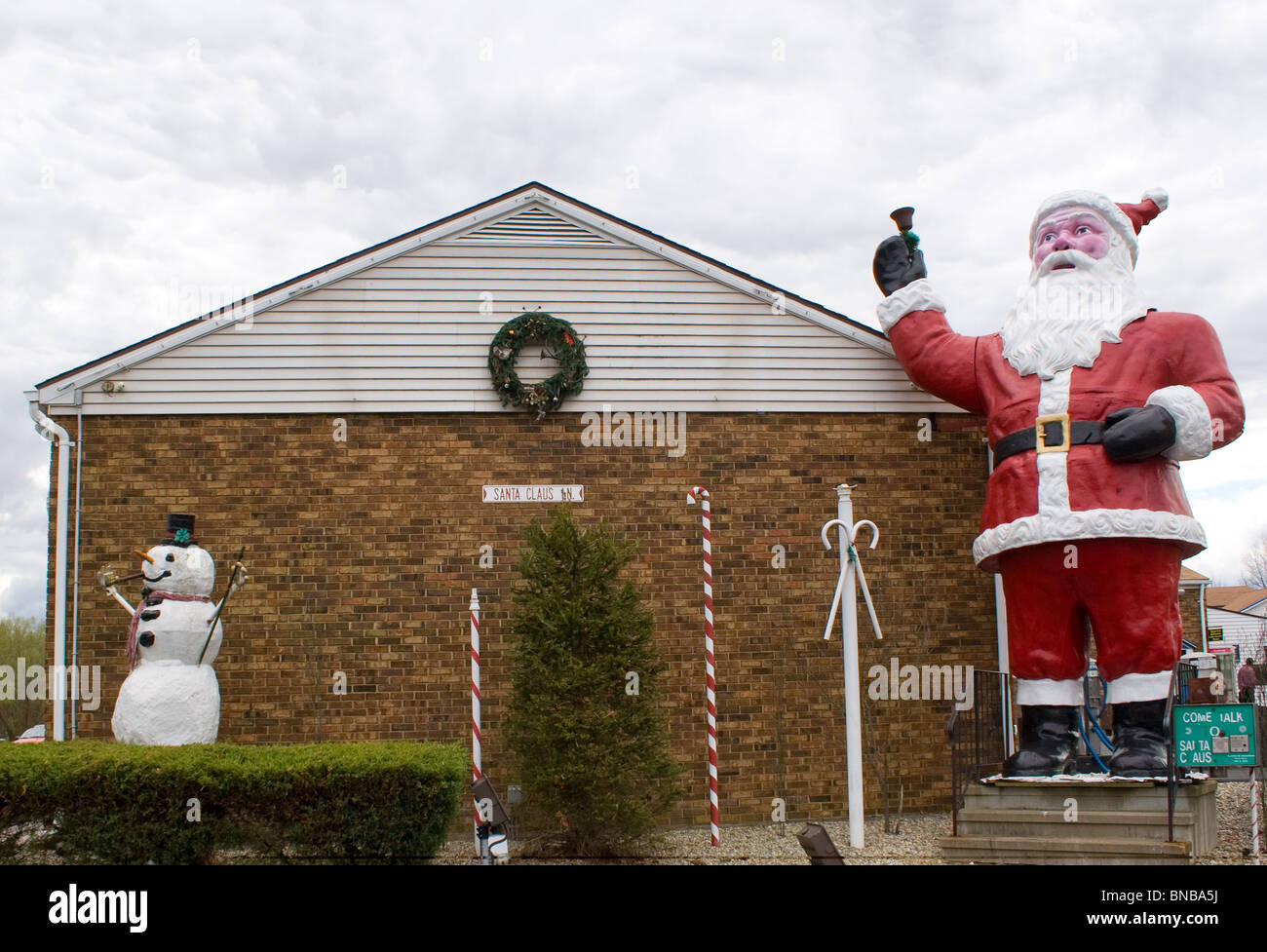 Giant Santa Claus at the Classic Auto Wash in Cromwell, Connecticut