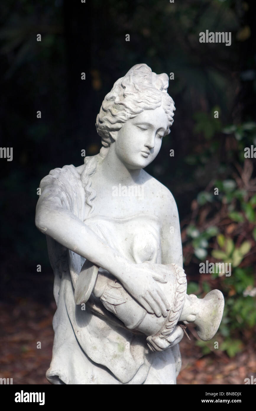Garden statue stone hires stock photography and images Alamy