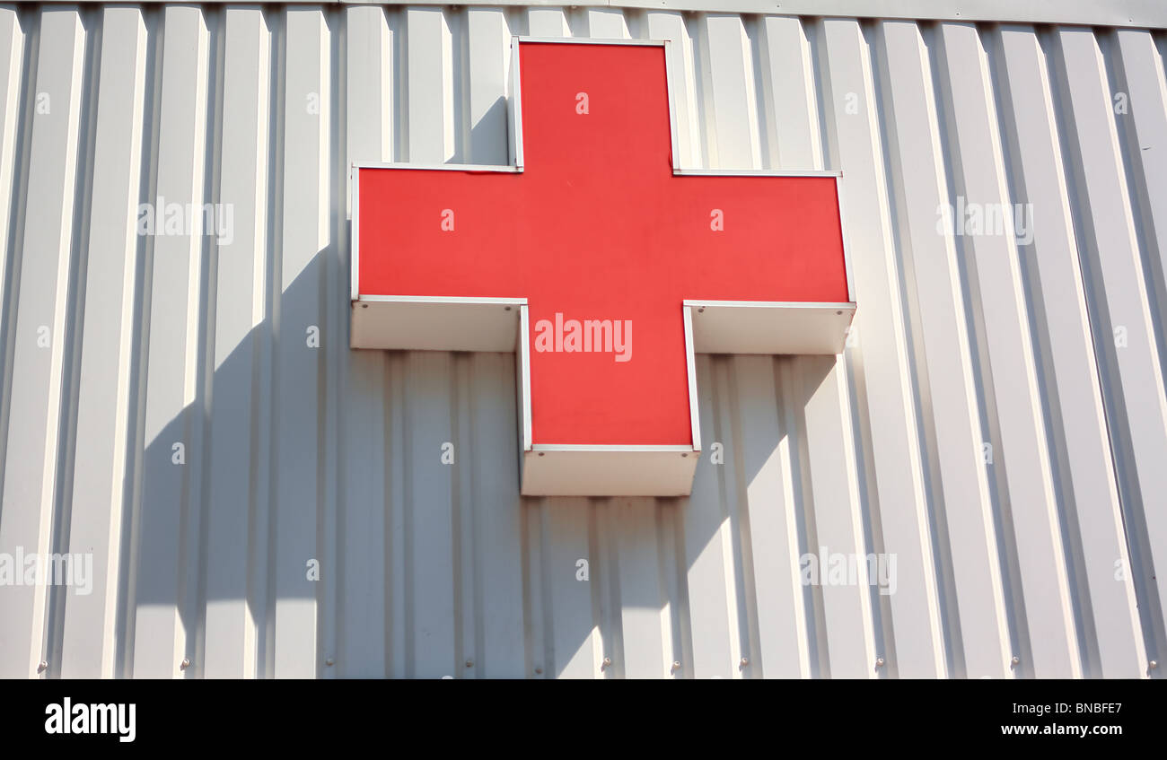Телефоны больницы красного креста. Здание с красным крестом. Крест больницы. Крест для больнички. Здание больницы с крестом.