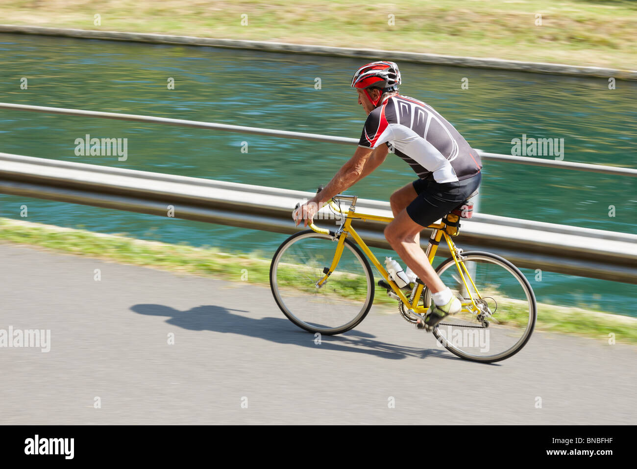 can cyclists ride on pavements