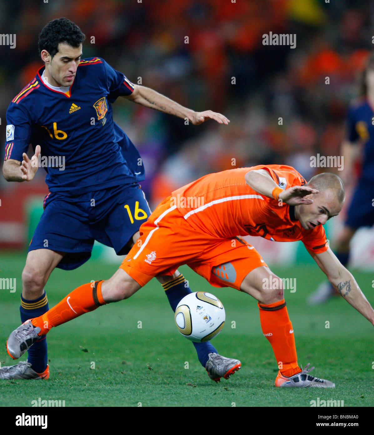 SERGIO BUSQUETS & WESLEY SNEIJ NETHERLANDS V SPAIN SOCCER CITY JOHANNESBURG SOUTH AFRICA 11 July 2010 Stock Photo