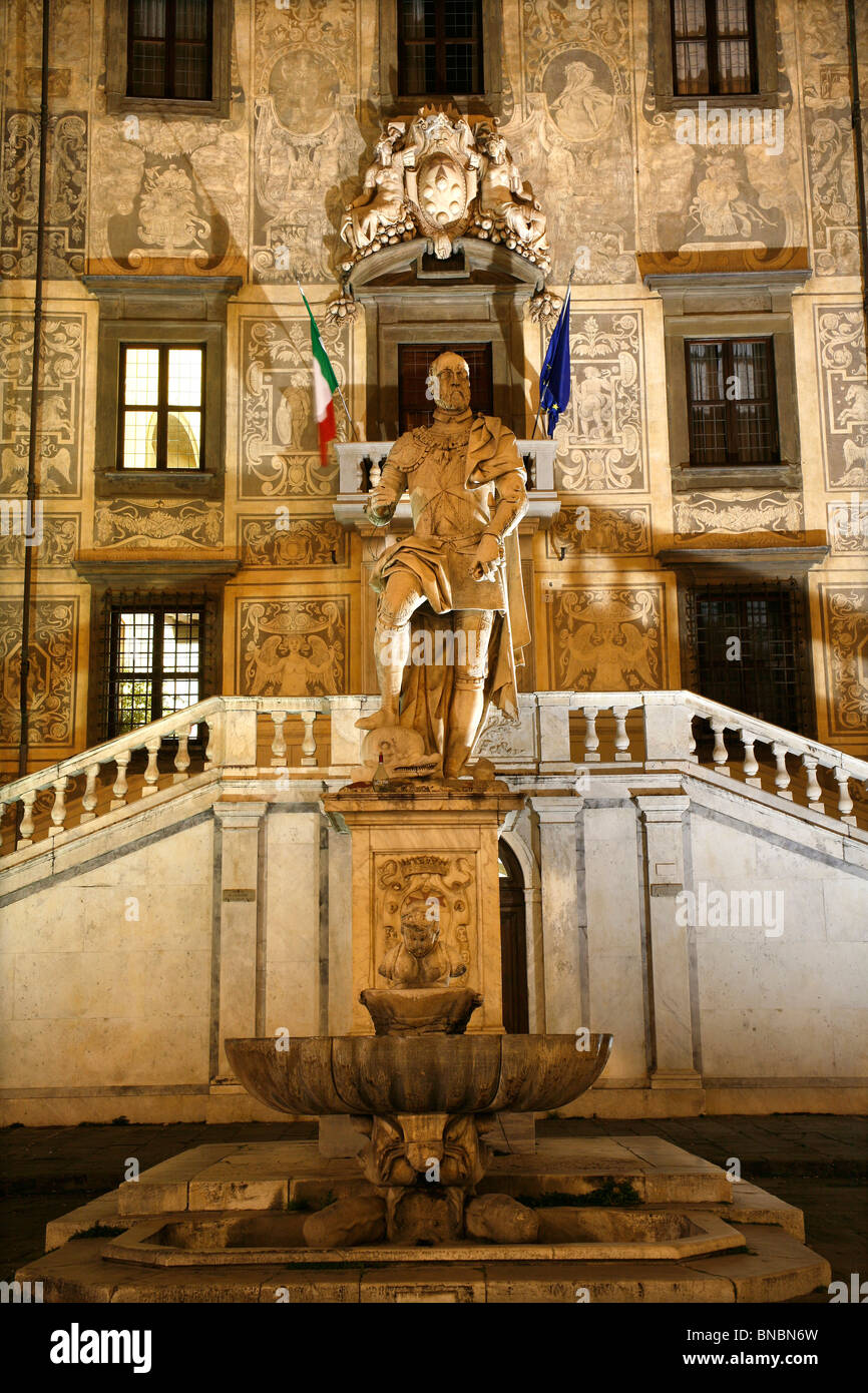 Pisa - statue of Cosimo I de' Medici and Palazzo dei Cavalieri Stock Photo