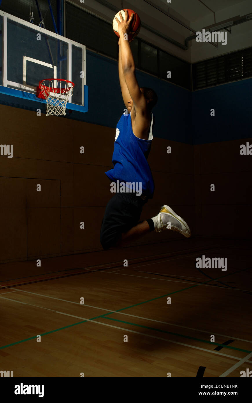 Basketball shooting side view hires stock photography and images Alamy