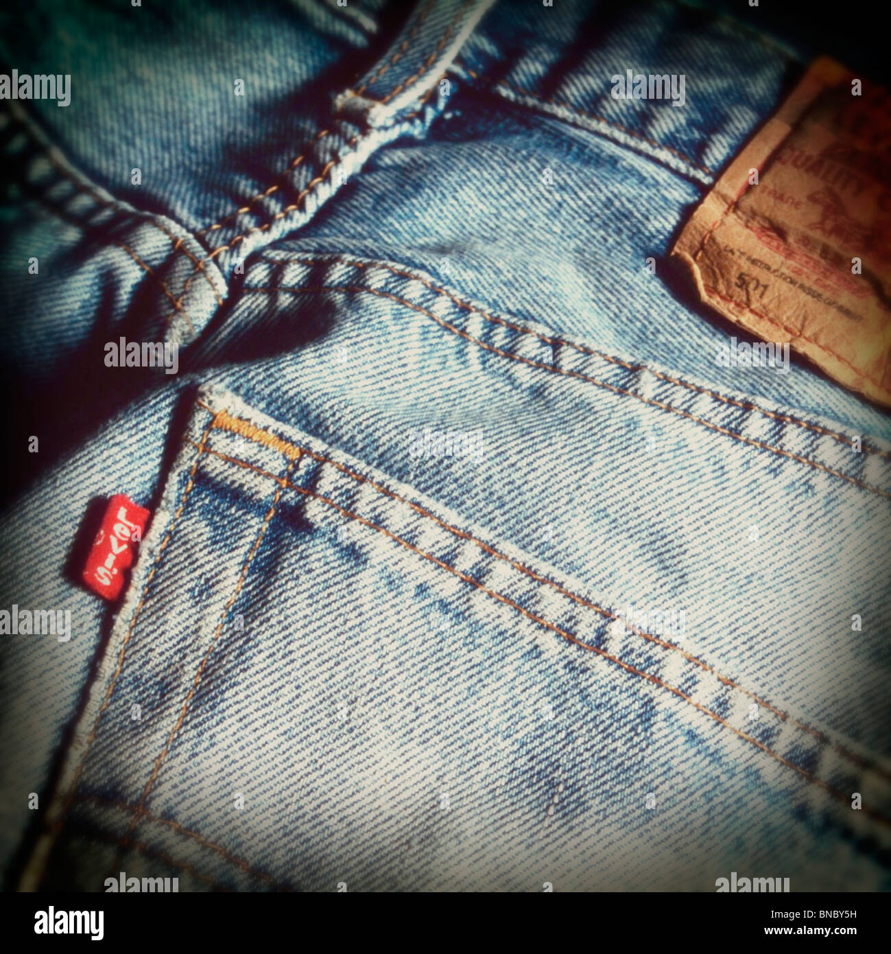 red levi jeans 501
