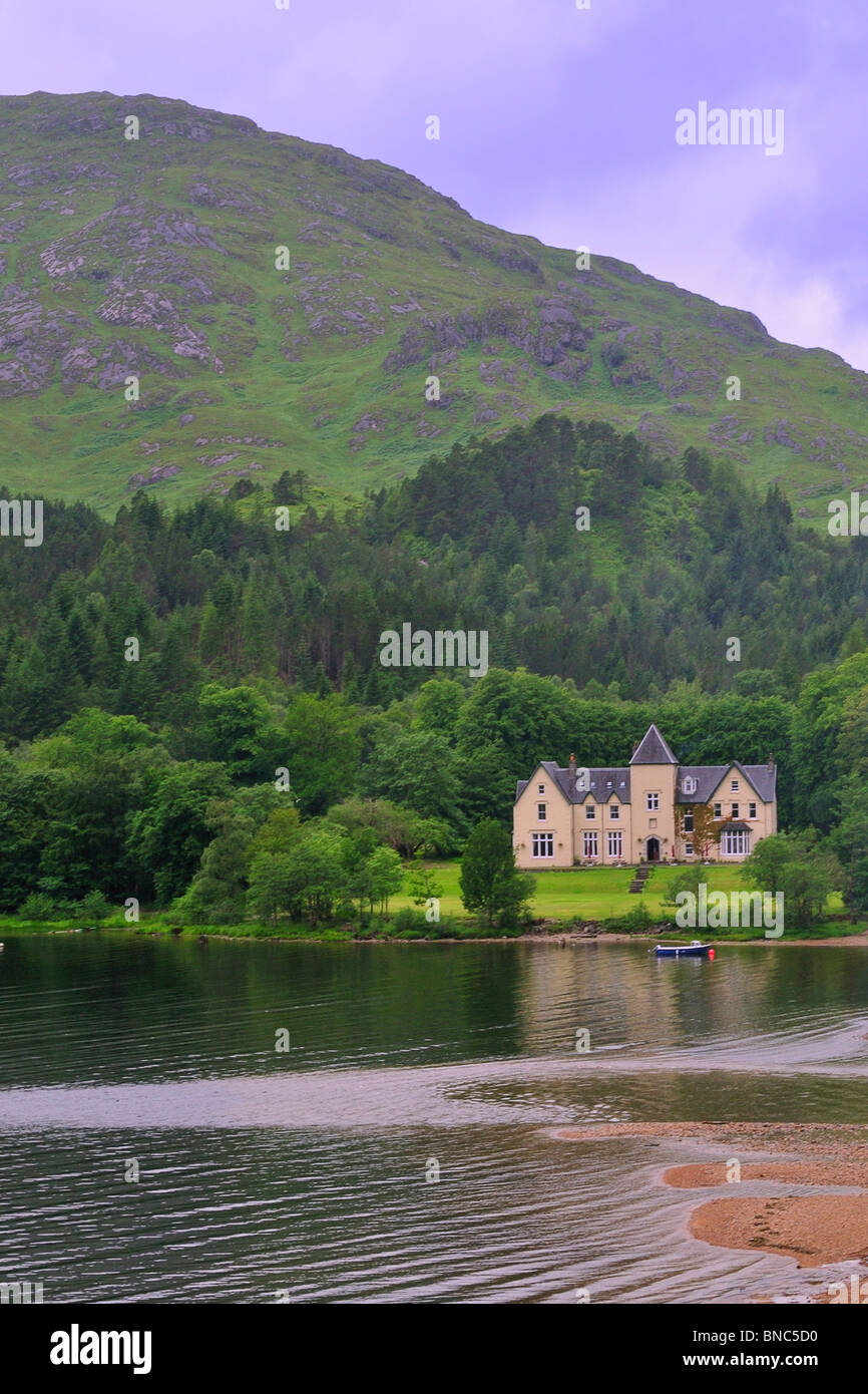 A lone house overlooks Loch Shiel at Glenfinnan Stock Photo
