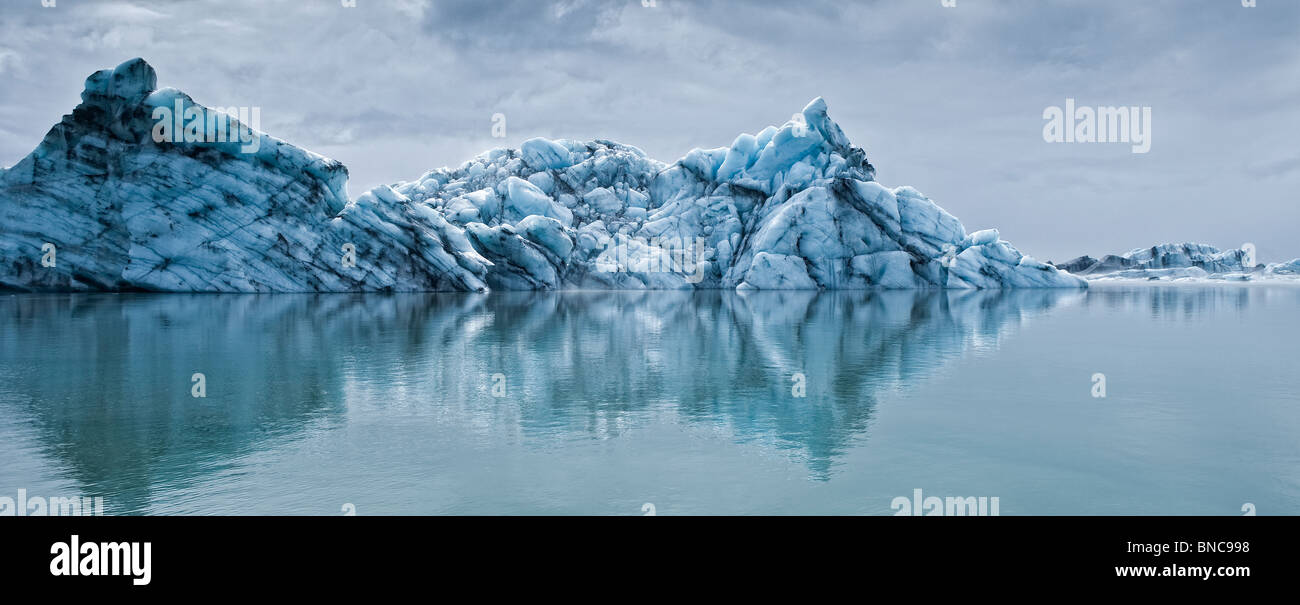 Icebergs floating in The Jokulsarlon Glacial Lagoon, Breidamerkurjokull Glacier, Vatnajokull Ice Cap, Eastern Iceland Stock Photo