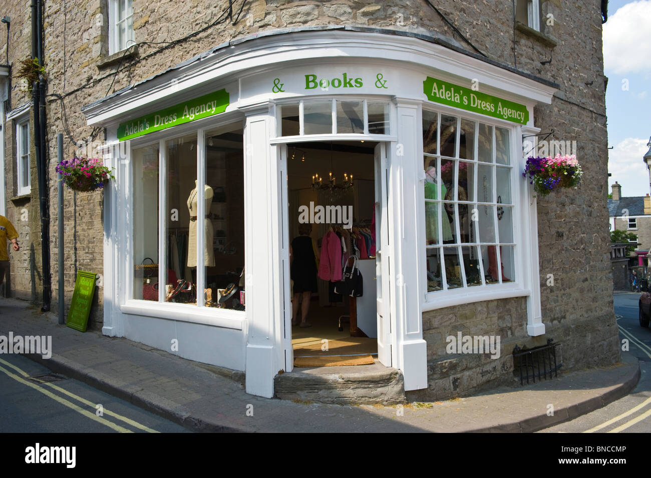 Clothes shop exterior hi-res stock photography and images - Page 6 - Alamy