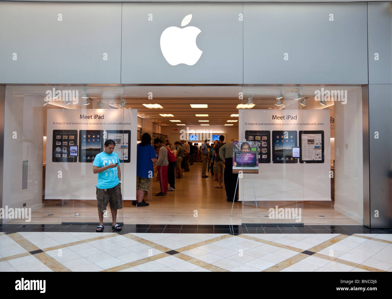 Inside Louis Vuitton Store at King of Prussia Mall. Editorial Stock Image -  Image of expensive, leather: 117086359