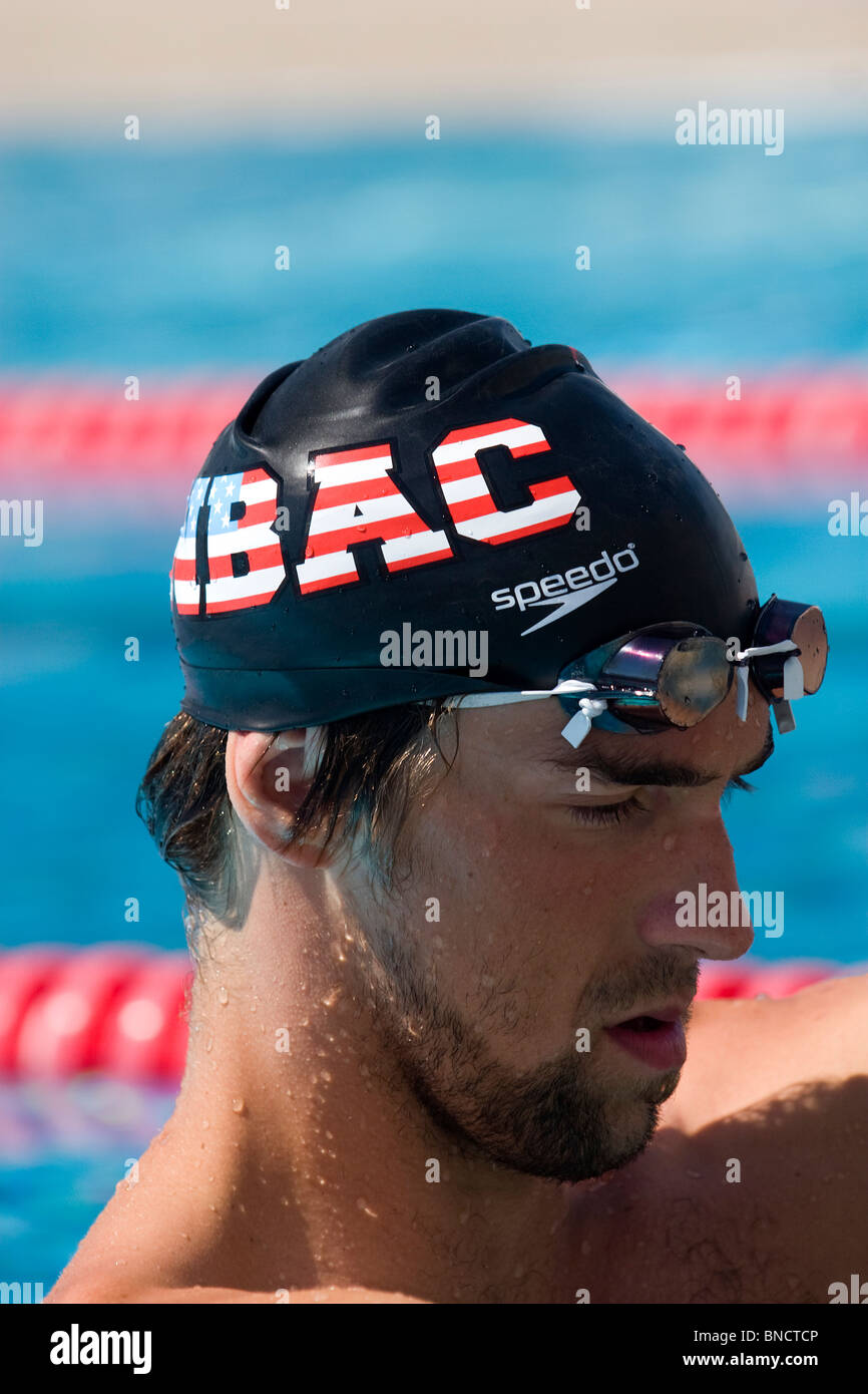 Femme portant bonnet et lunettes de natation Photo Stock - Alamy