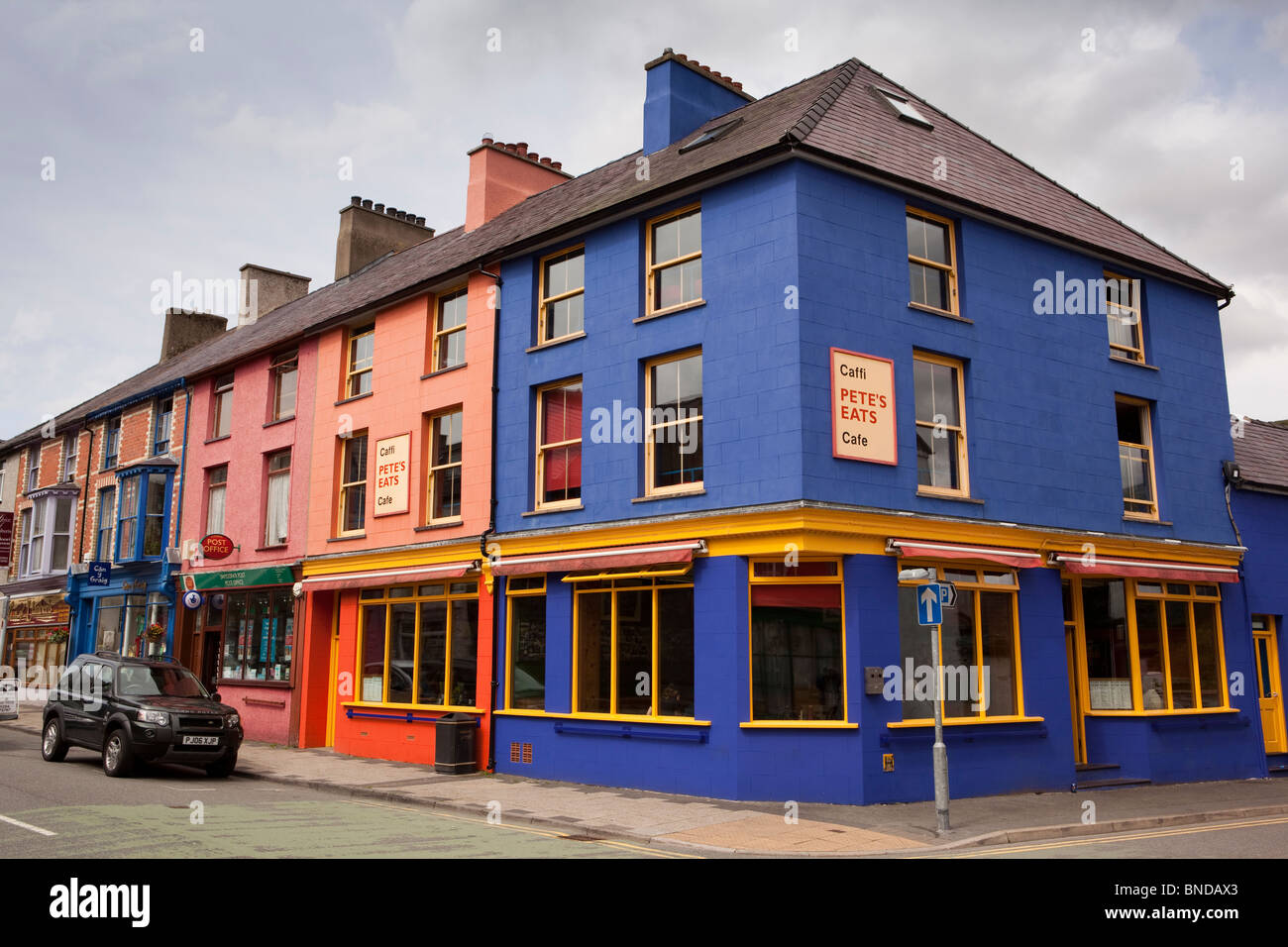 UK, Wales, Snowdonia, Llanberis, Stryd Fawr, High Street, Pete’s Eats well-known colourfully painted cafe Stock Photo