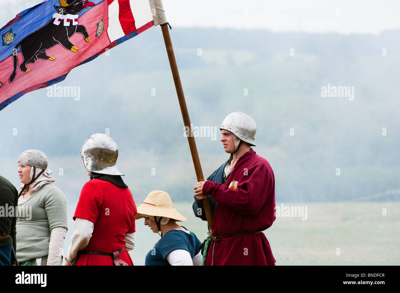 House of York standard bearer on the battlefield at the re-enactment of the battle of Tewkesbury. Medieval festival 2010. Gloucestershire, England Stock Photo