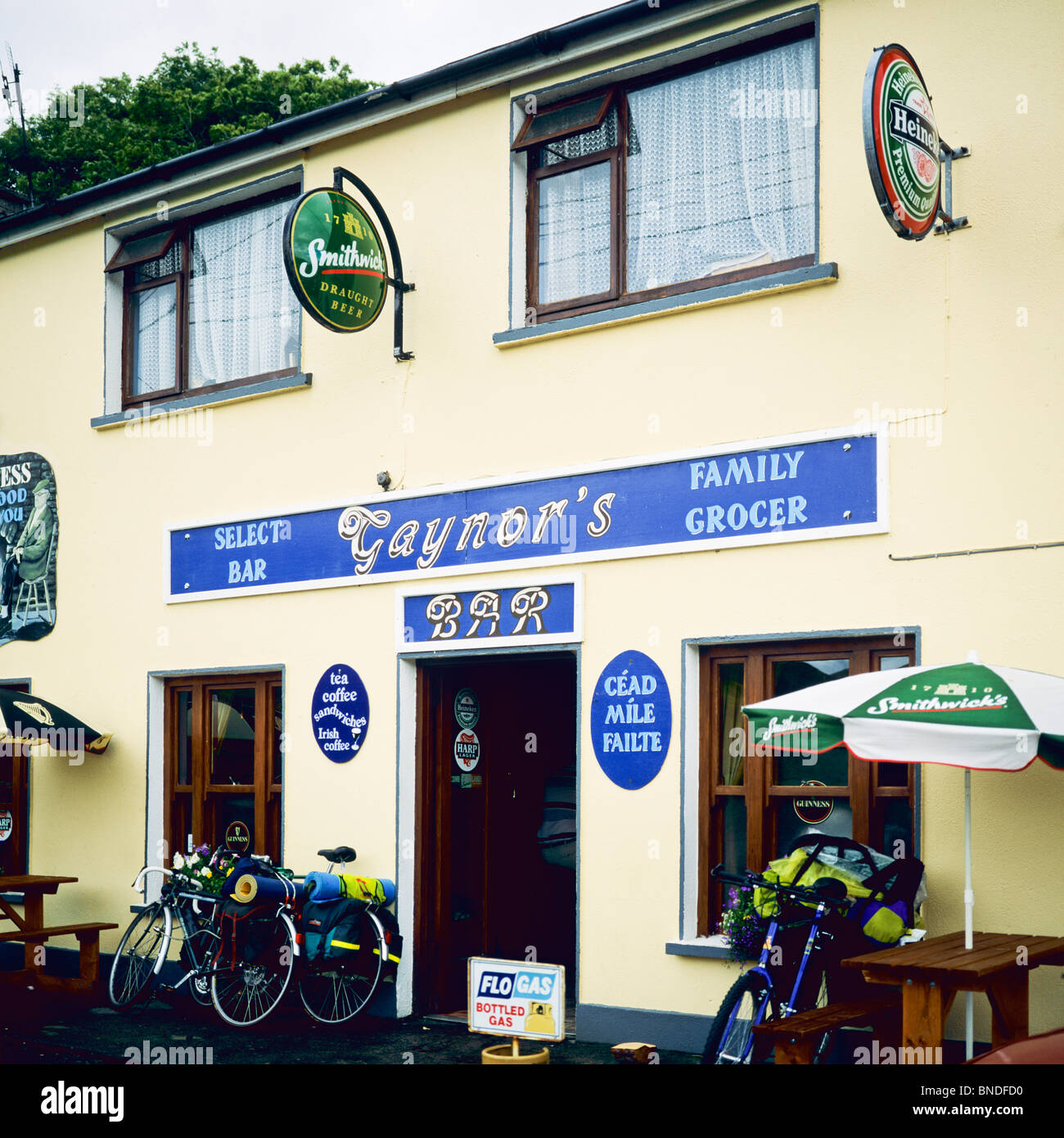 'Gaynor's' bar and family grocer, Leenane, Connemara, County Galway, Republic of Ireland Stock Photo