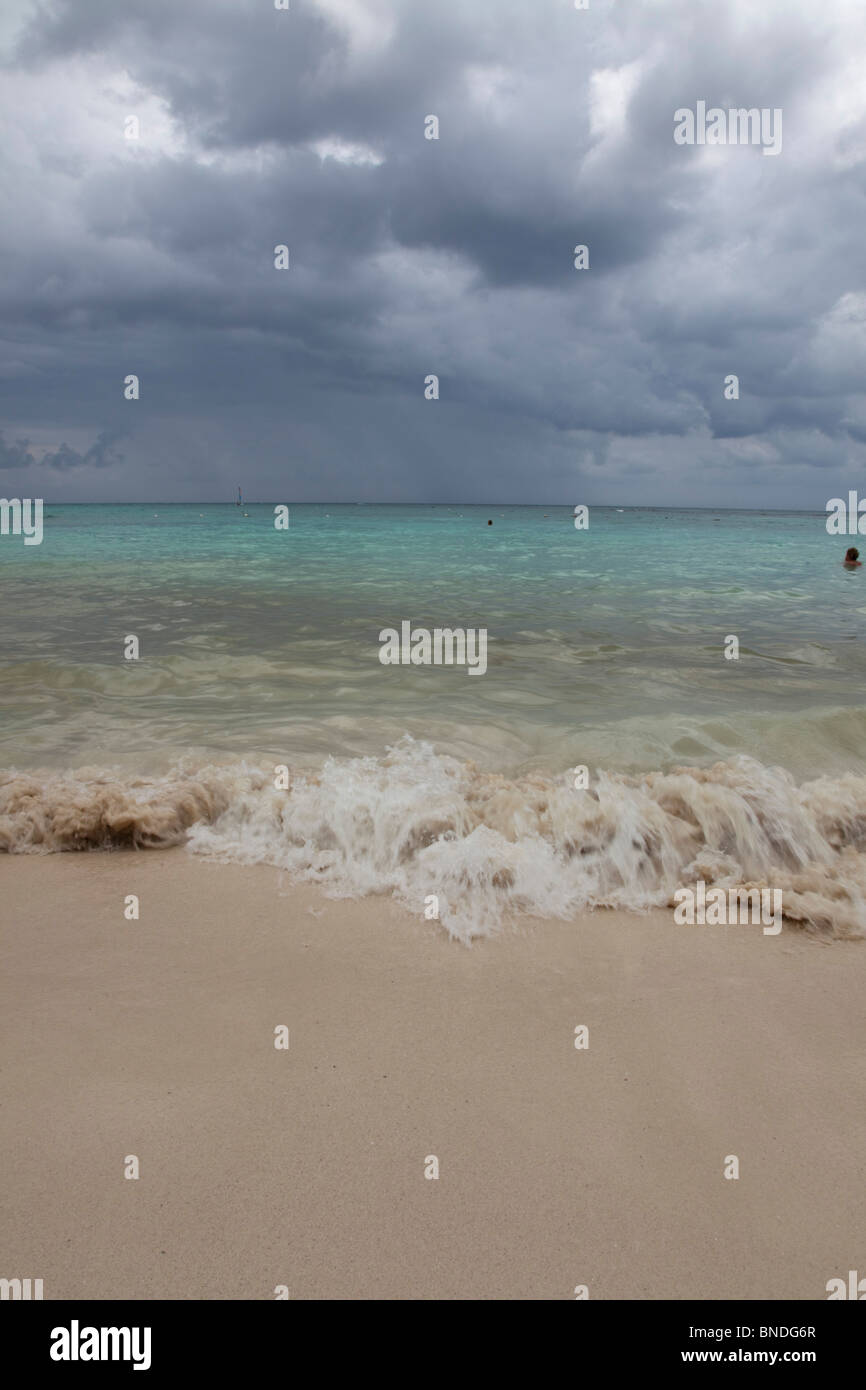 Dark waves and stormy beach hi-res stock photography and images - Alamy