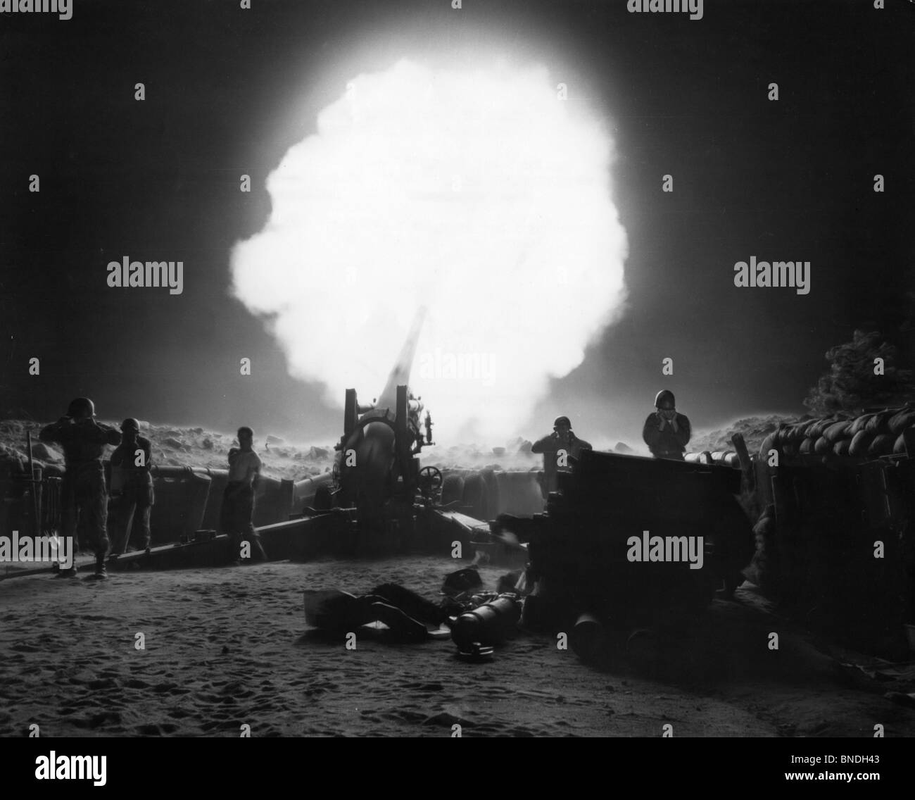 Howitzer bombing during a war, 155mm Howitzer, Korea, US Military Stock Photo