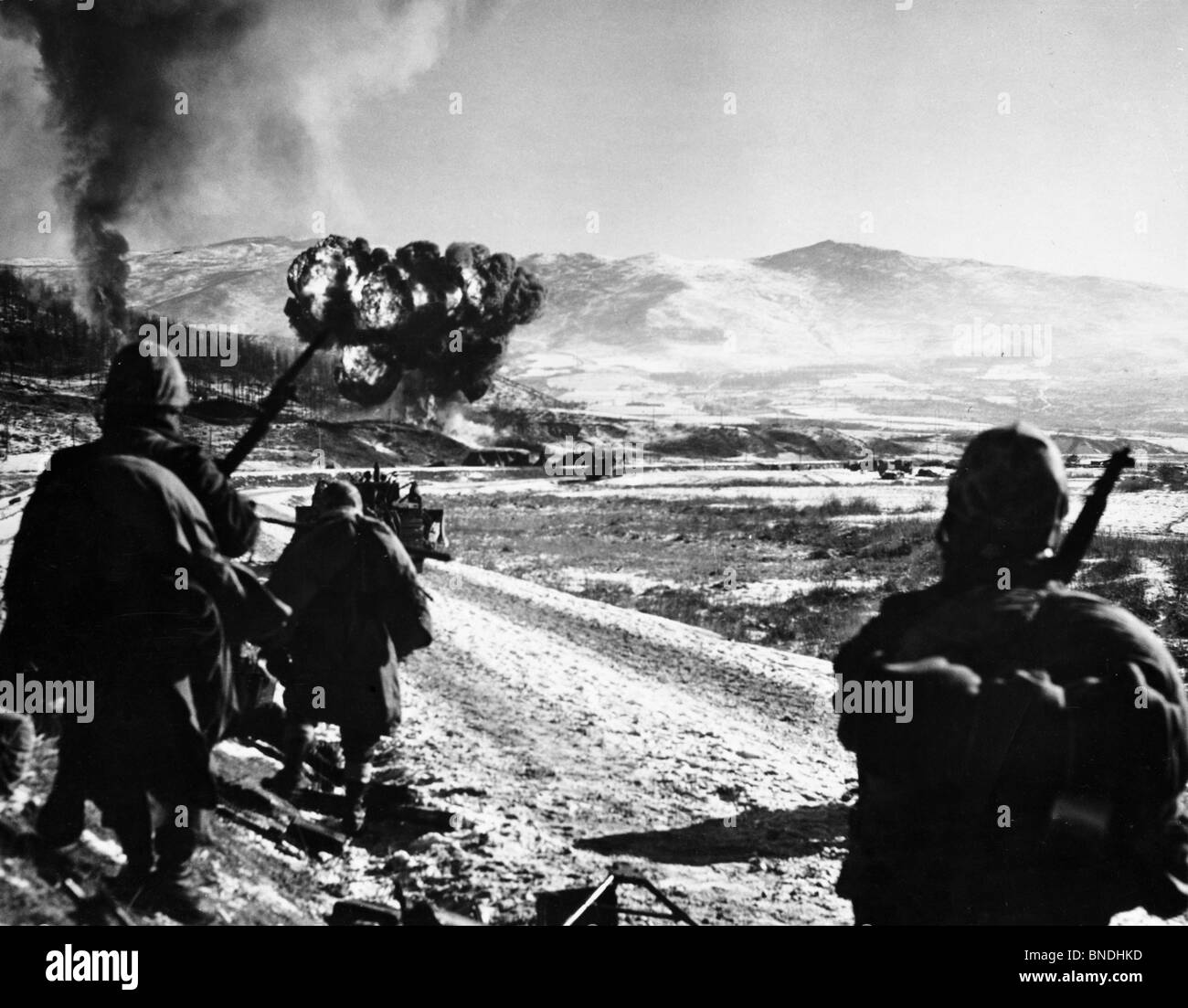 Army soldiers on a battlefield during war, Korean War Stock Photo