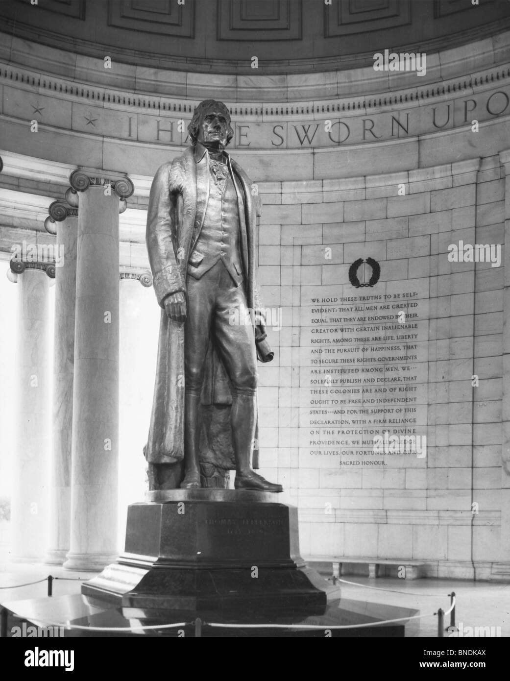 Statue of Thomas Jefferson in a memorial, Jefferson Memorial