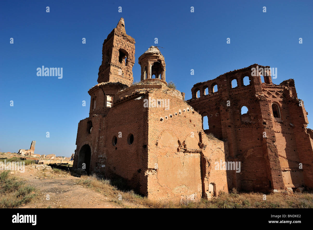 Ruinas de la Iglesia de san Martín, vista posterior, en el Pueblo Viejo de Belchite Stock Photo