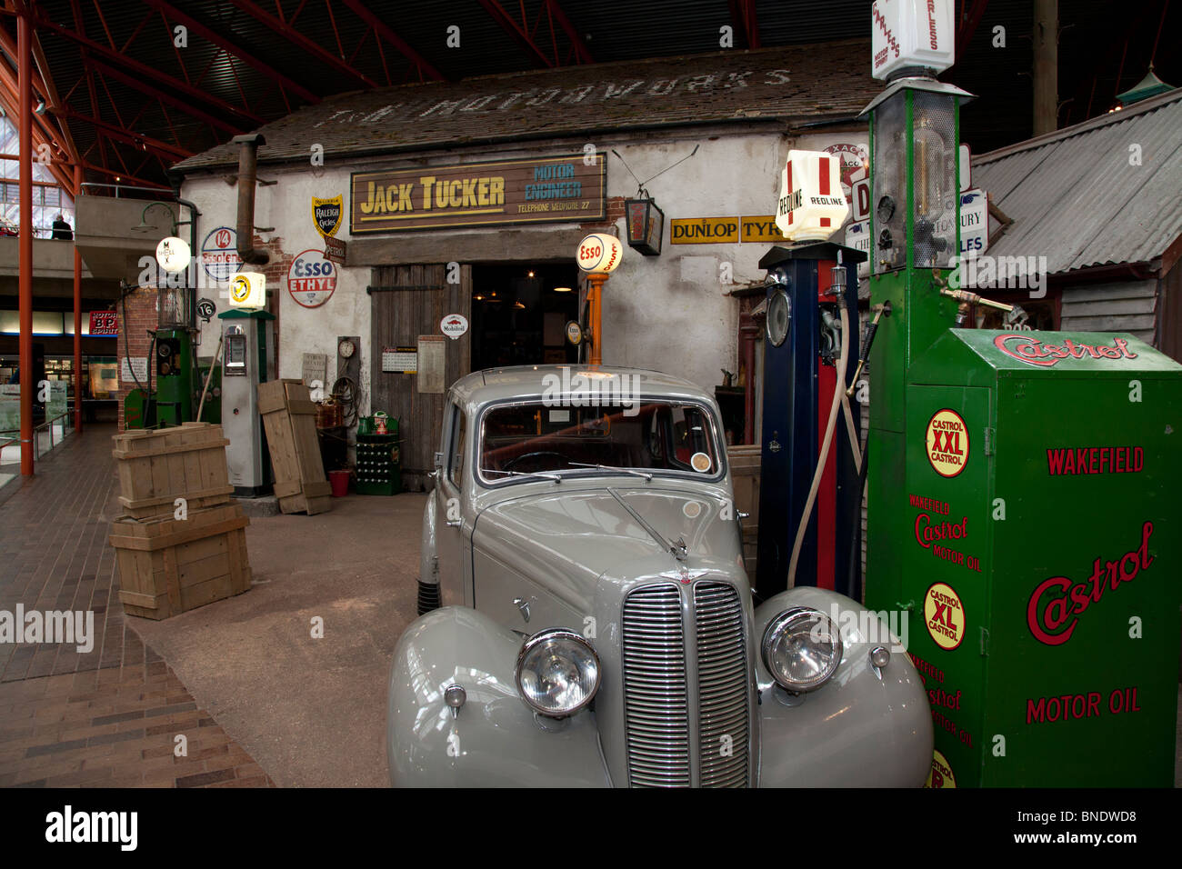Vehicles in the Beaulieu Motor Museum. 1940's and 1950's garage forecourt Stock Photo