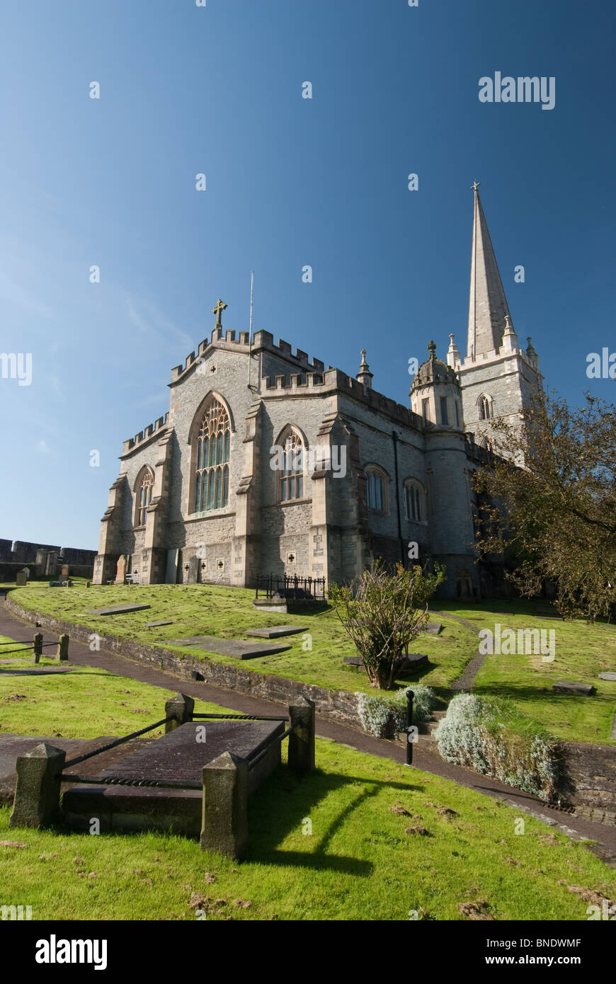 St Columb's Cathedral is the City of Londonderry's oldest building, having been completed in 1633. Stock Photo
