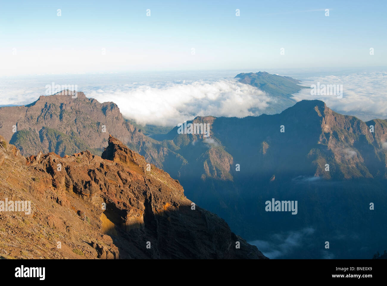tops-of-the-volcanoes-above-the-clouds-near-the-observatory-in-roque-de