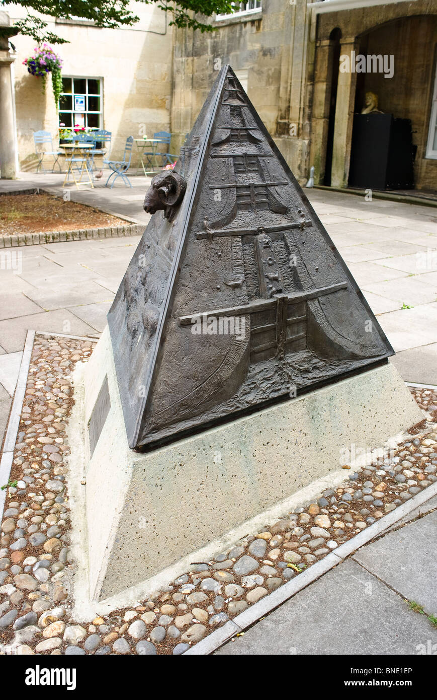The Devizes Pyramid statue sculpted by Richard Cowdy Stock Photo