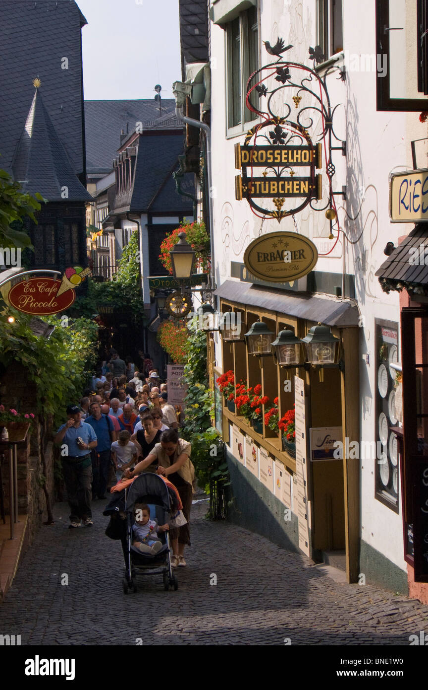 The Drosselgasse, a narrow street of wine bars and taverns in Rüdesheim, Rheingau, Germany. Stock Photo