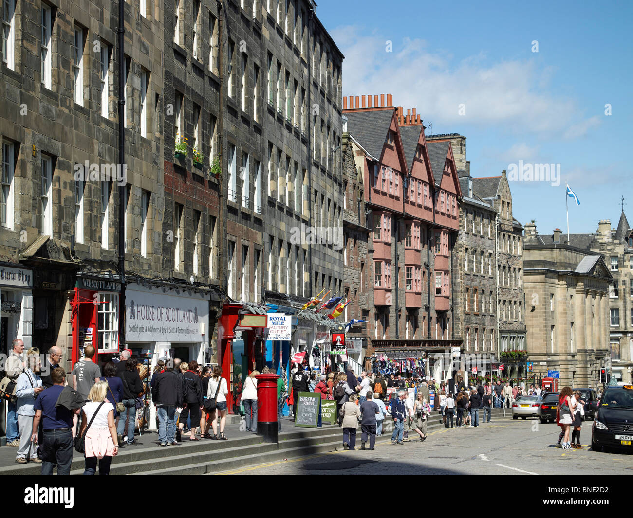 Tourists on High Street Edinburgh, on a busy summer Saturday, Scotland Stock Photo