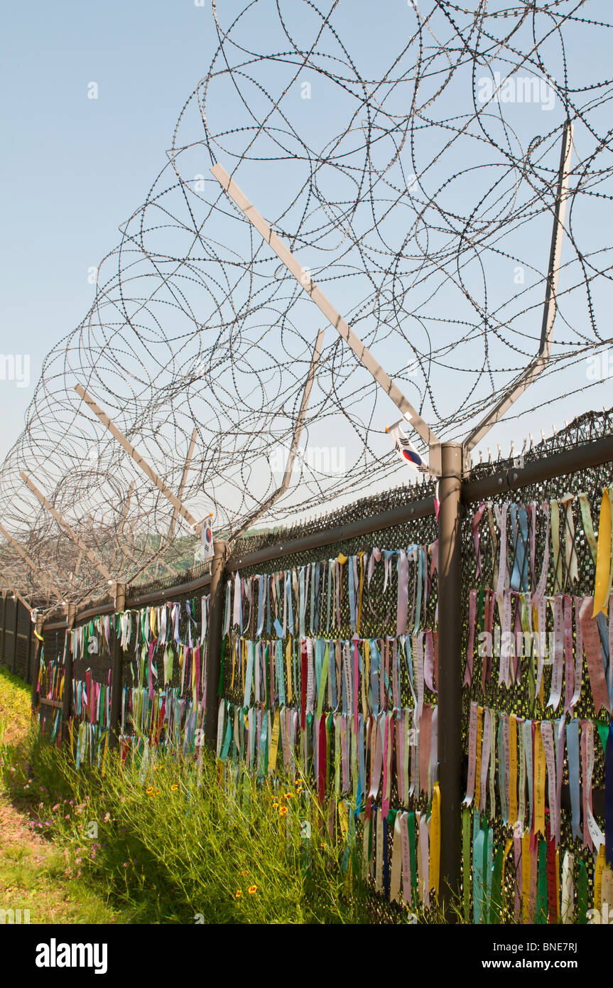 Messages and notes pinned to the DMZ fence (Demilitarized Zone) at Imjingak, South Korea Stock Photo