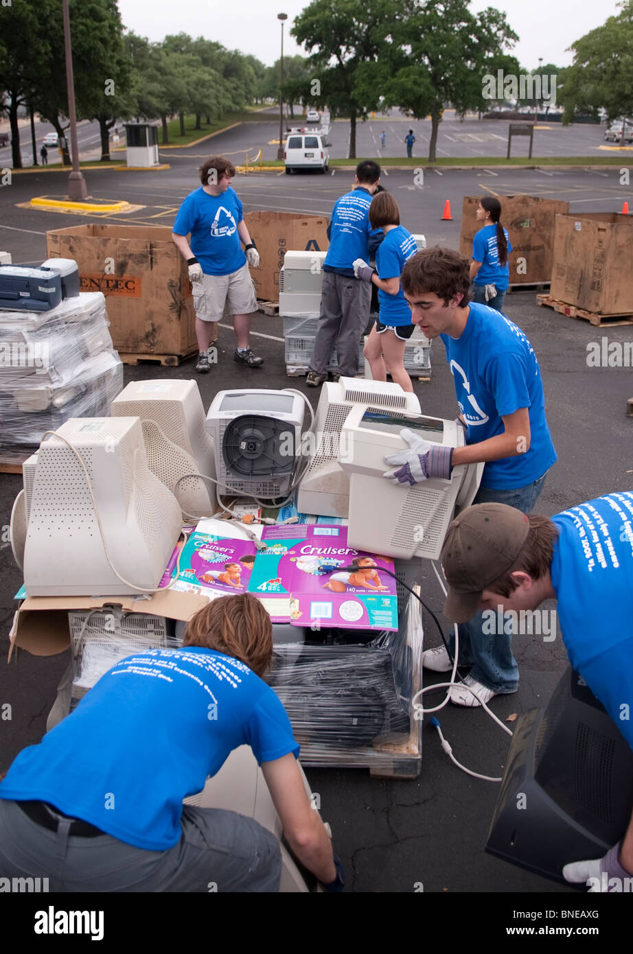 Engineering students from the University of Texas coordinate an "E