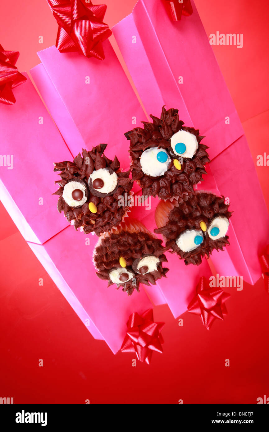 Kid's party wise owl cupcakes and gift bags Stock Photo