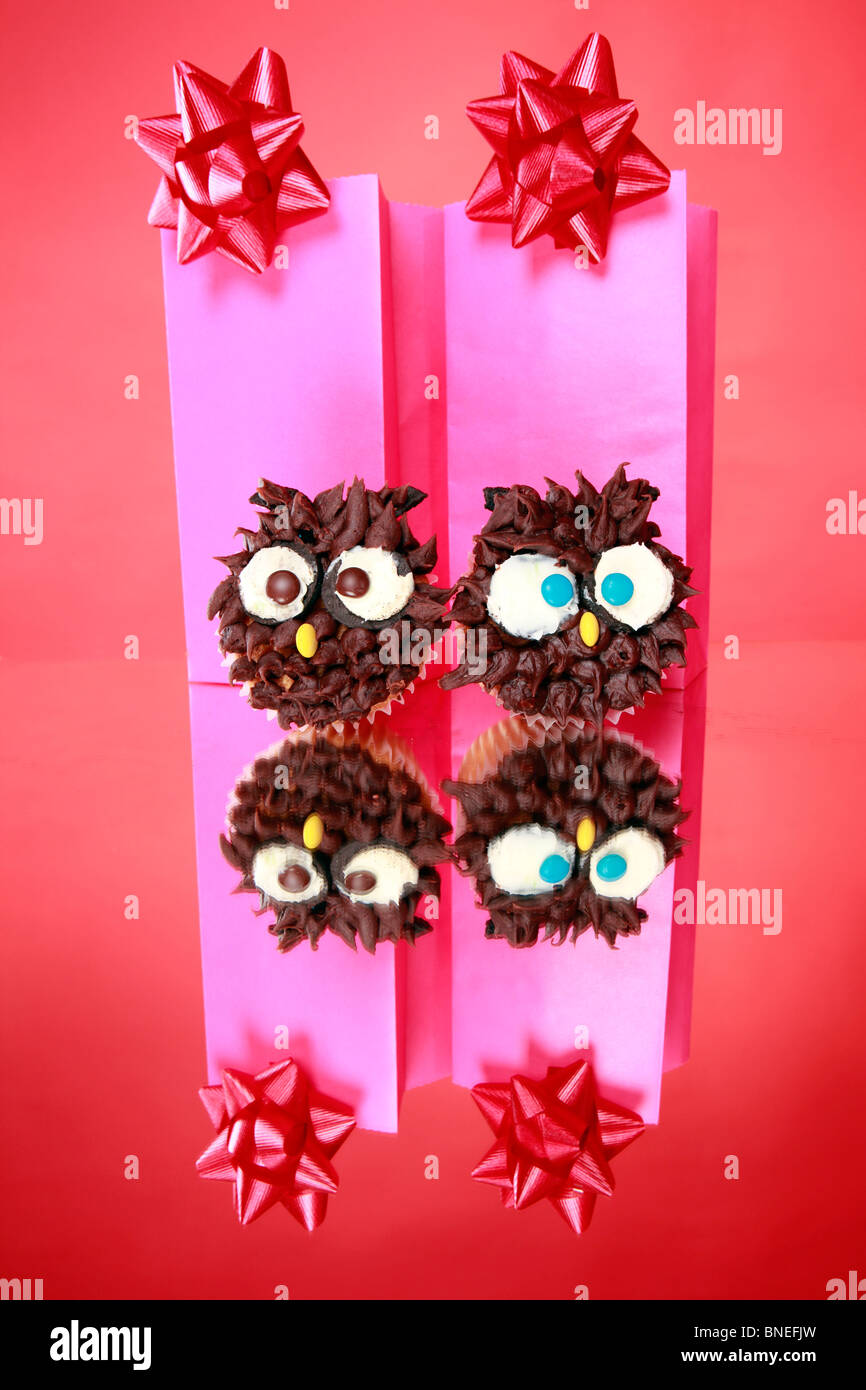 Kid's party wise owl cupcakes and gift bags Stock Photo