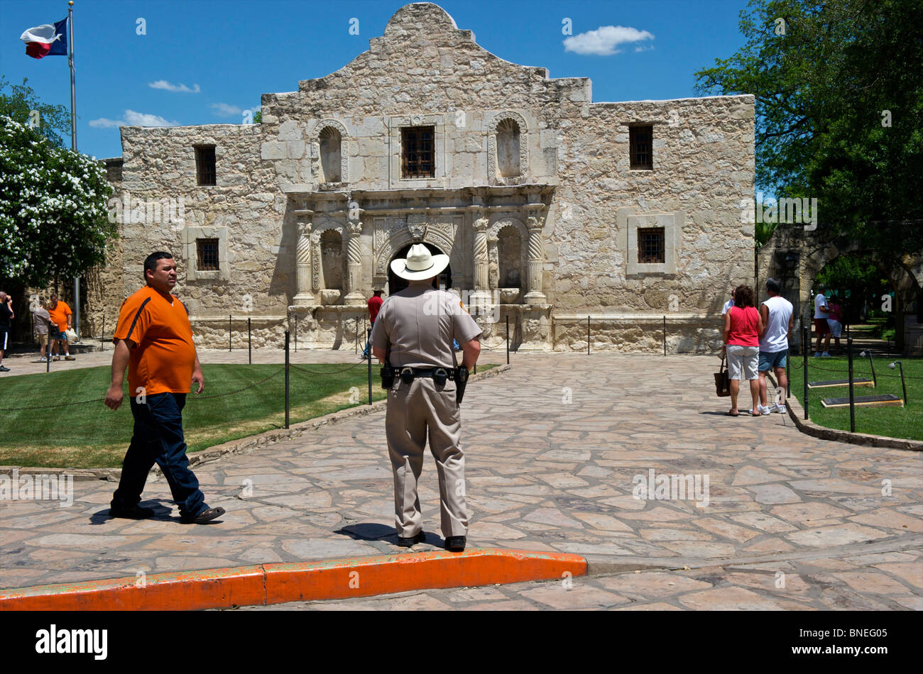 Police officer guarding ancient Alamo Symbol of Texas’s Independence in Texas San Antonio, USA Stock Photo