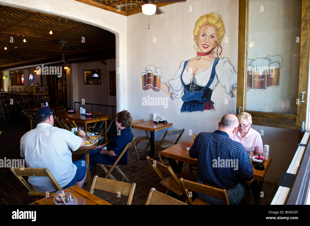 People dining at Auslander Biergarten and Restaurant, Hill Country Fredericksburg, Texas, USA Stock Photo