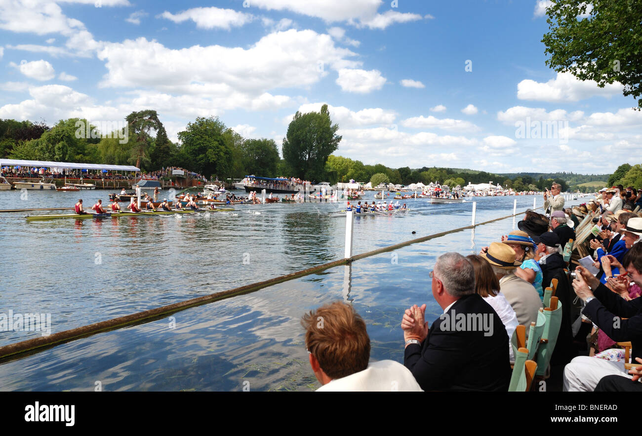 Spectators line the riverbank watching the racing at Henley Regatta Stock Photo