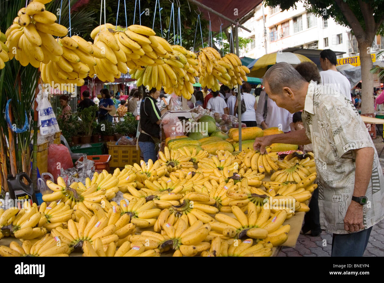 Man buying bananas at a fruit stall in Kota Kinabalu, Sabah, Malaysia Stock Photo